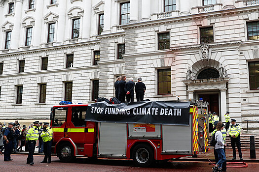 Минфин Великобритании облили искусственной кровью