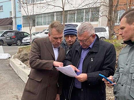 Во Владивостоке парламентарий контролирует решение проблем в одном из районов города
