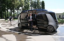 Медведев протестировал беспилотный автобус