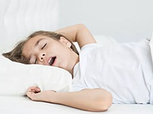 Сомнолог предупредил об опасном состоянии, когда ребенок храпит