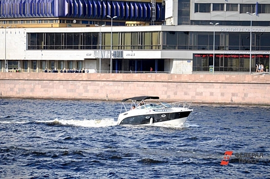 В Петербурге затонул катер с четырьмя пассажирами на борту