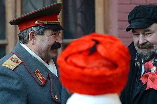 Песков сравнил "схожесть" Боширова и Чепиги со Сталиными и Лениными на Красной площади