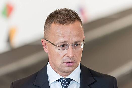 Глава МИД Венгрии высмеял критику ЕС из-за проекта рабочих виз для россиян