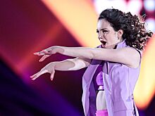 Бэкстейдж-видео откровенной фотосессии Евгении Медведевой для журнала MAXIM: раскованное поведение, реакция болельщиков