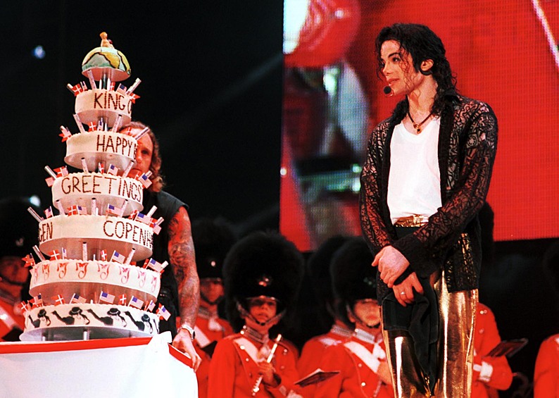 Певец Майкл Джексон в свой 39-й день рождения получил в подарок торт во время концерта в Копенгагене