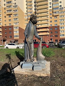 В Челябинске установлен памятник собаке, убирающей за собой