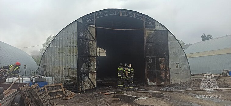 Ангар, оборудованный под автомойку, загорелся в Дзержинске