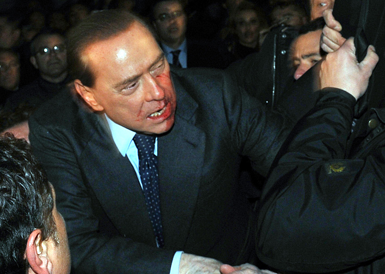 Премьер-министра Италии Сильвио Берлускони побили на митинге его же сторонников. В результате у него оказалась рассечена губа и повреждены два зуба. В больнице было установлено, что вдобавок ко всему у премьера сломан нос