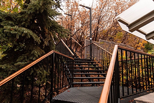 В Аметьево появилась красивая лестница к проспекту Универсиады