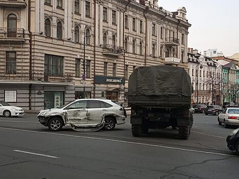 В центре Владивостока КАМаЗ столкнулся с внедорожником