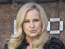 Звезда «Белого лотоса» Дженнифер Кулидж выступила на «Эмми» со странным монологом