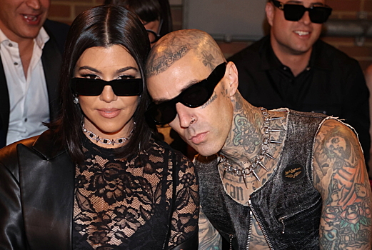 Муж Кортни Кардашьян опубликовал совместное фото в бассейне