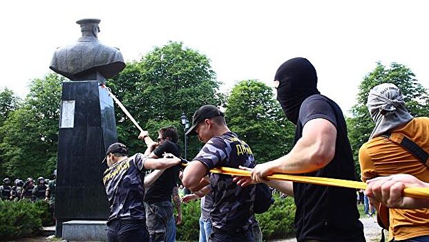 В Харькове при сносе бюста Жукова пострадали полицейские