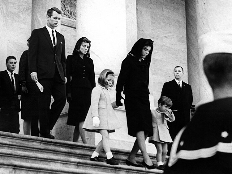 Жаклин Кеннеди с детьми в день похорон Джона Кеннеди 25 ноября 1963 года в Вашингтоне