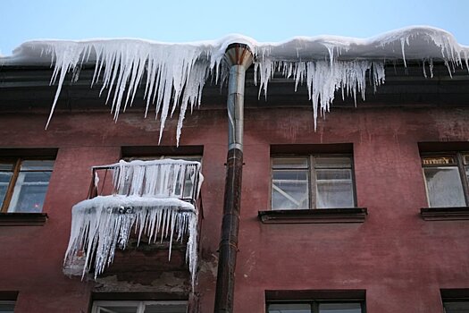 Власти Петербурга пообещали усилить борьбу со снегом и сосульками