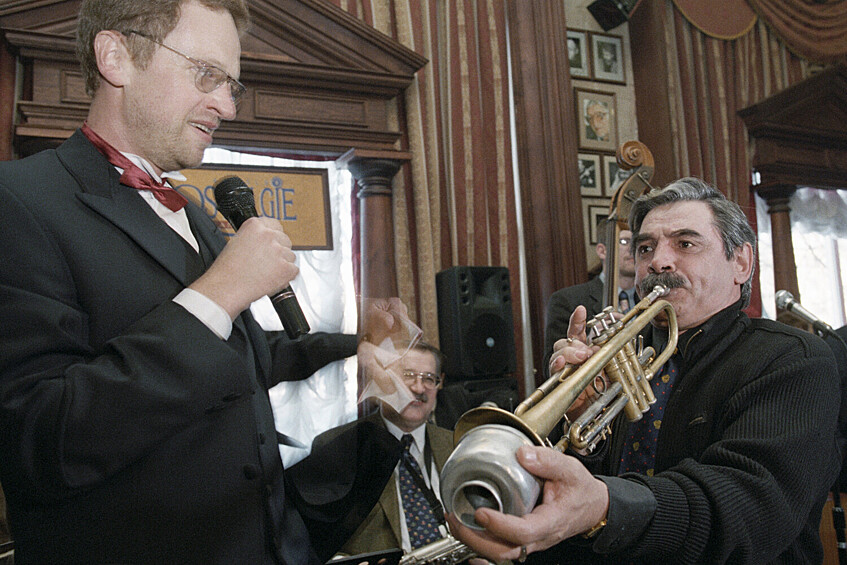 Актер Александр Панкратов-Черный (справа) пробует играть на трубе во время джазового марафона посвященного 100-летию Дюка Эллингтона в Арт-клубе «Ностальжи», 1999 год