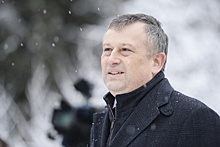Губернатору Ленинградской области пришлось лично толкать застрявшую в яме машину "Газпрома"