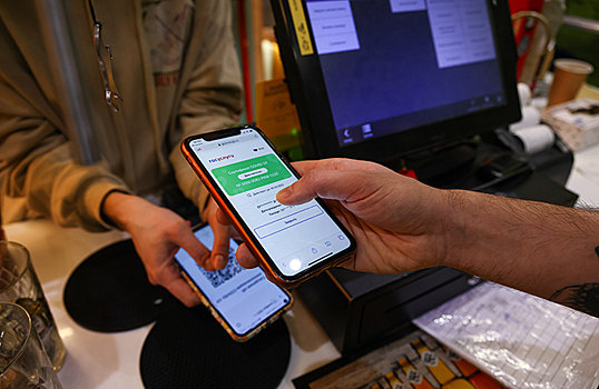 На федеральном уровне введение QR-кодов пока буксует, но власти регионов эту меру одобряют