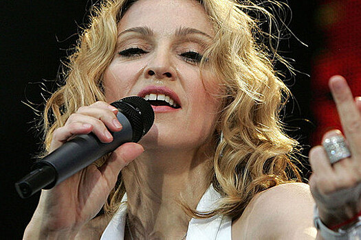 Мадонну заставили снять паранджу в аэропорту Нью-Йорка