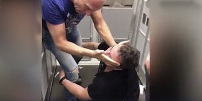 На рейсе Бангкок - Москва пассажир попытался выйти в аварийный люк