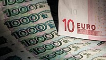 Евро впервые за месяц опустился ниже 63 рублей