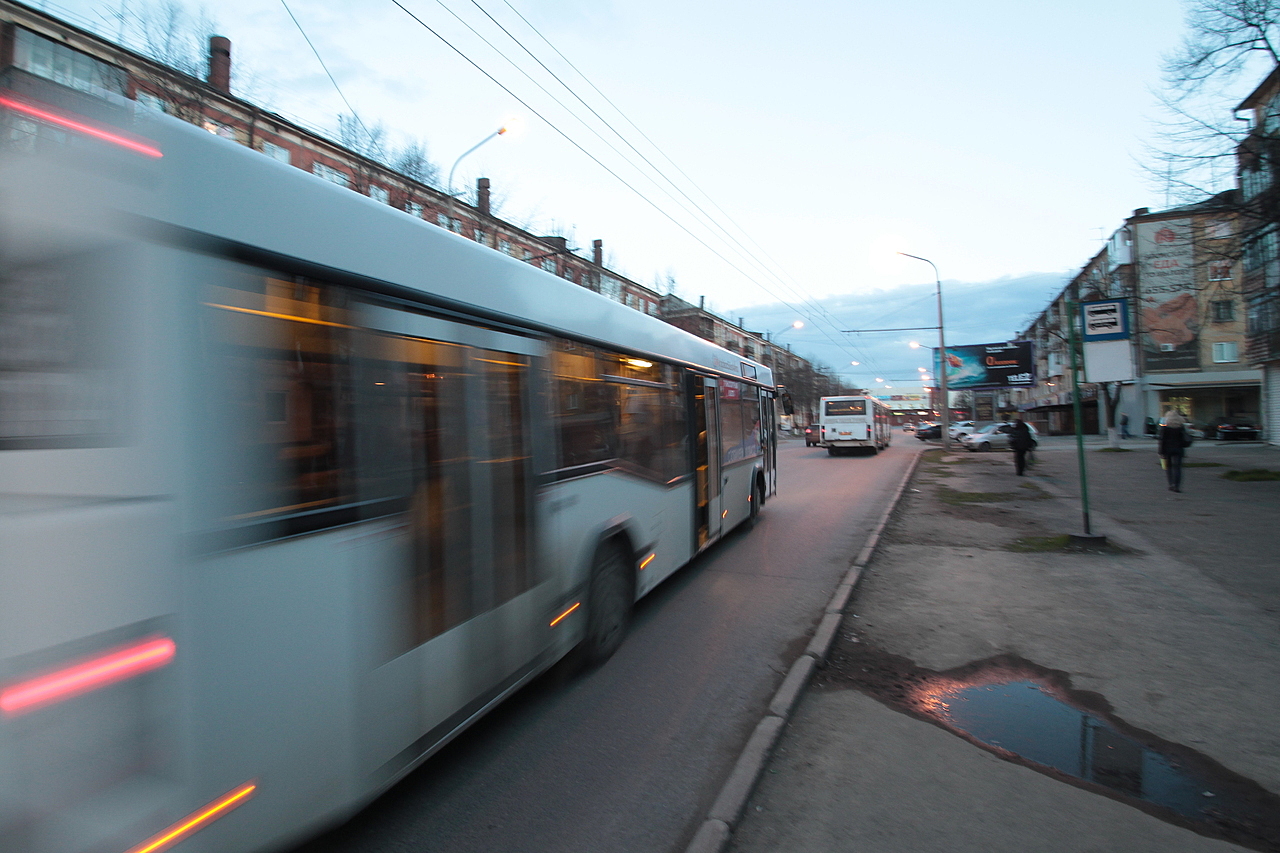 Задолжавший алименты кузбассовец расплатится со своими детьми автобусом