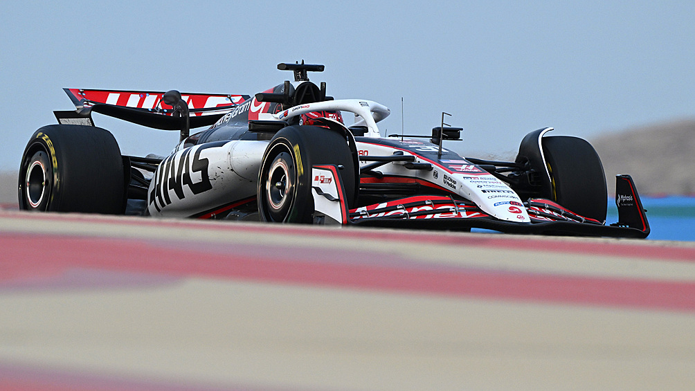 Американская команда MoneyGram Haas F1 Team также намерена улучшить свои позиции. На новом Haas VF-25 будут выступать два новобранца коллектива — опытный француз Эстебан Окон и перспективный британский юниор Оливер Берман.