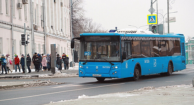 Школьницу с билетом выгнали из автобуса в Казани