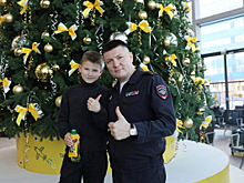 Дальневосточные транспортные полицейские воплотили мечту ребенка в рамках акции «Елка желаний»