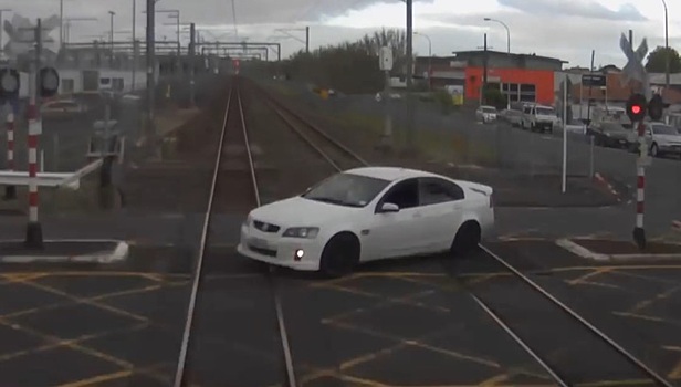 Новозеландский нарушитель не успел проскочить через переезд перед поездом. Видео