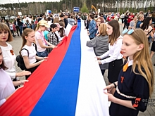 На площади Революции в Челябинске развернули гигантский флаг России