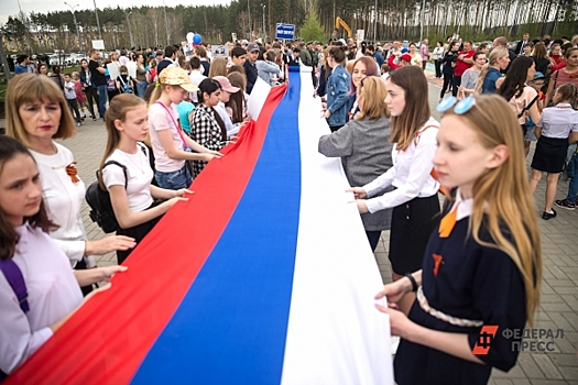 На площади Революции в Челябинске развернули гигантский флаг России