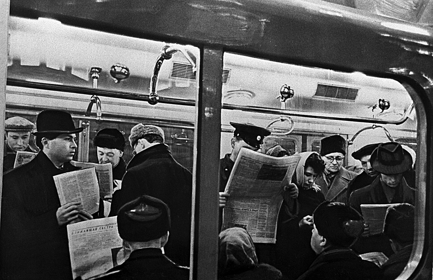 В вагоне электропоезда Московского метрополитена, 1961.