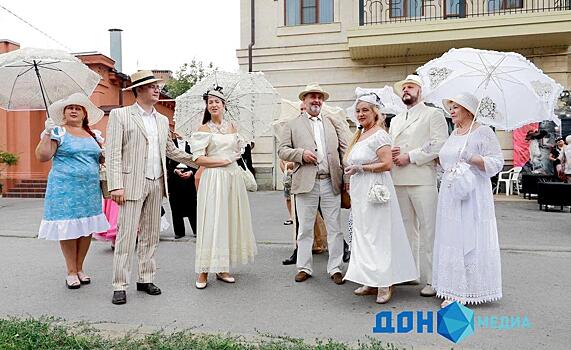 &laquo;Зонтичное утро&raquo;: день рождения Фаины Раневской отметили в Таганроге