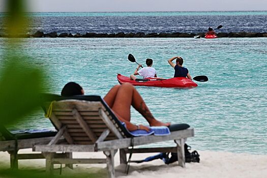 Российским туристам на Мальдивах пришлось бежать с «локального» острова