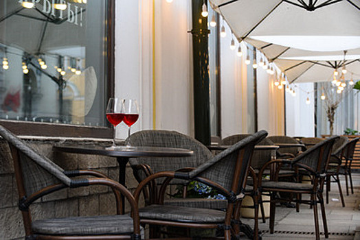 Собянин назвал компромиссным разрешение посещать кафе с отрицательным тестом на Covid‑19