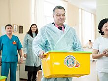 Наборы для новорожденных, созданные по инициативе Евгения Куйвашева, дарят мамам, родившим детей в День матери