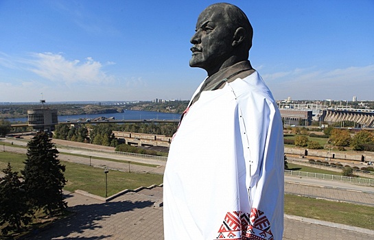 В Запорожье демонтировали самый большой памятник Ленину