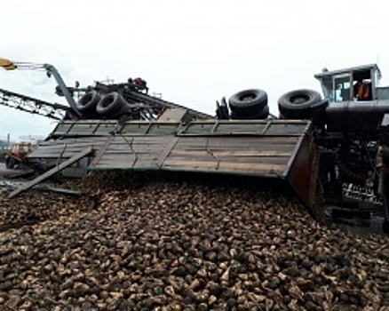 В Башкортостане грузовик со свеклой опрокинулся на подъёмнике