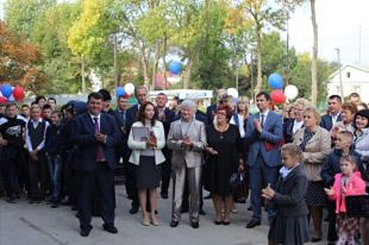 Депутаты поздравили жителей Самойловского района с юбилеем