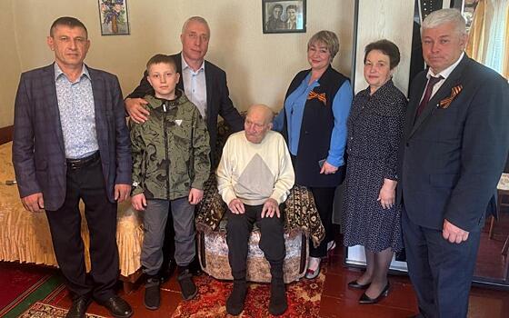 В Спасском районе поздравили ветерана ВОВ Ульянова с 102-летием