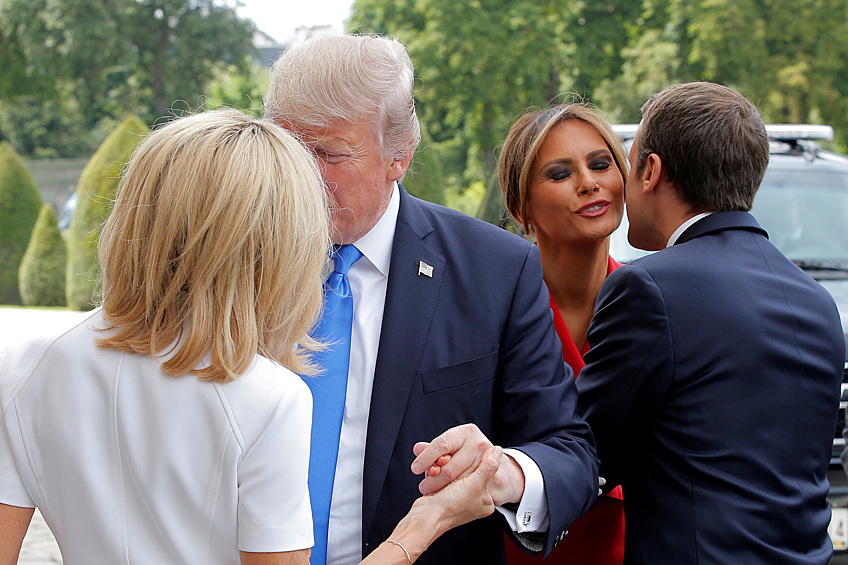 Во время визита в Париж Дональд Трамп хорошо отозвался о физической форме первой леди Франции. "Вы в такой хорошей форме", - говорит Дональд Трамп, поворачиваясь к 64-летней Брижит Макрон