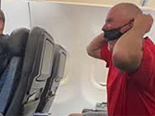 Пассажир самолета громко бранился, рычал на попутчиков и попал на видео