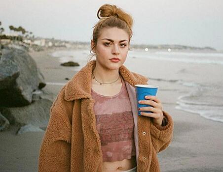 «Напоминает отца»: дочь Курта Кобейна исполнила новую песню под гитару