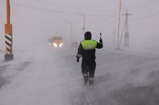 На трассах Красноярского края водителей выручают дорожные полицейские
