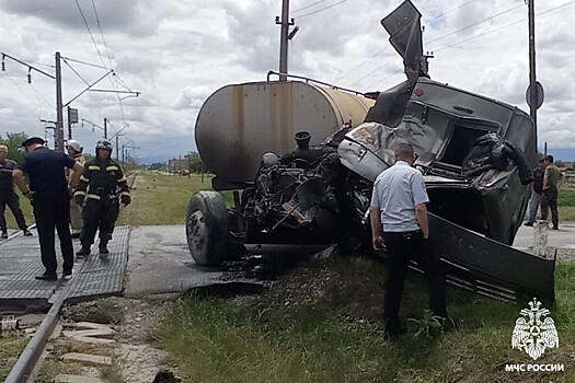 В Северной Осетии столкнулись локомотив и «КамАЗ»