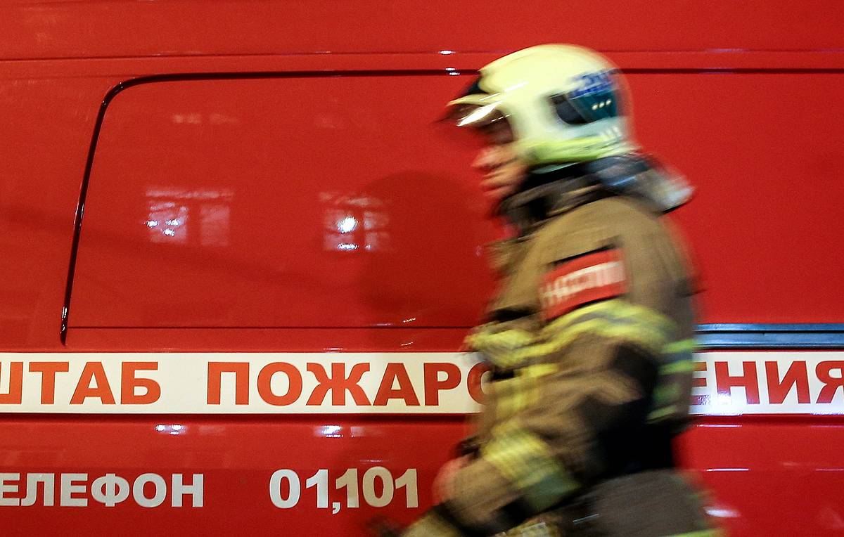 Частный дом загорелся на западе Москвы