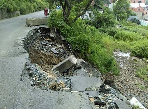 Во Владивостоке дорога на улице Тунгусской «сползает» в овраг