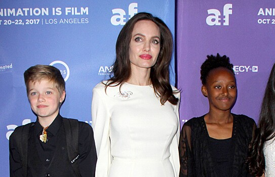 Джоли объяснила, почему разрешает дочкам носить мужскую одежду