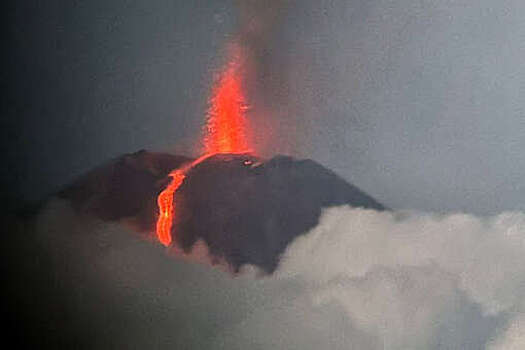 РАН: на Камчатке Ключевской вулкан выбрасывает вулканические бомбы над кратером